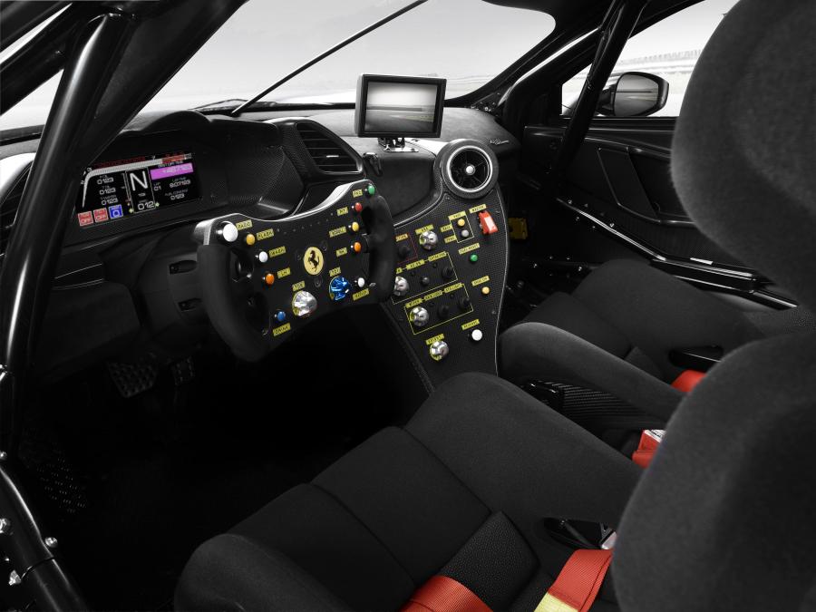 Интерьер Ferrari 488 Challenge Evo 2020 года  (фото 2 из 8)